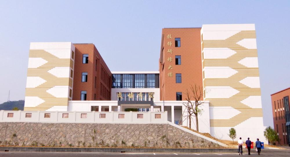 三门技师学院的无线网络覆盖至教学,办公等主要公共活动场所,网络骨干