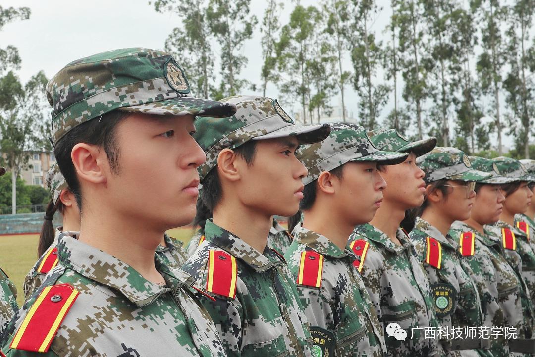 广西科技师范学院军训图片