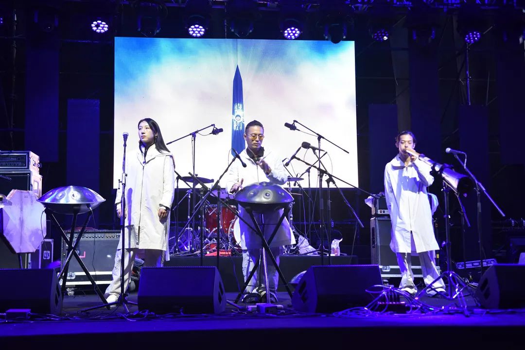 昨天(10月16日)徐泾镇"摩登夏都首届文化音乐节"在夏都小镇拉开序幕.