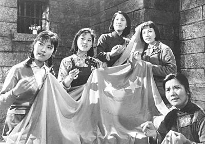 散文含着热泪绣红旗罗学娅