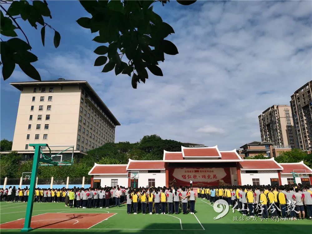 "今天上午,华文学校举行了一次特殊的升旗仪式.
