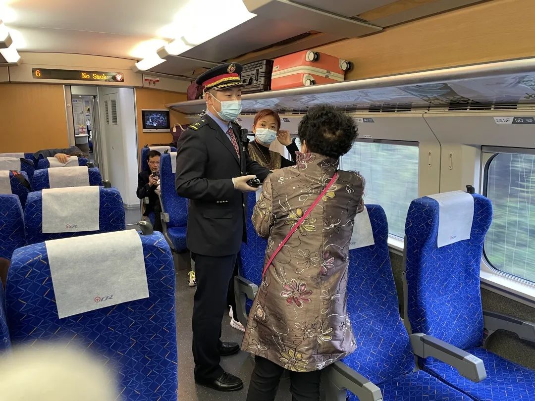 g2803次列车受乐山犍为县地震影响造成晚点.