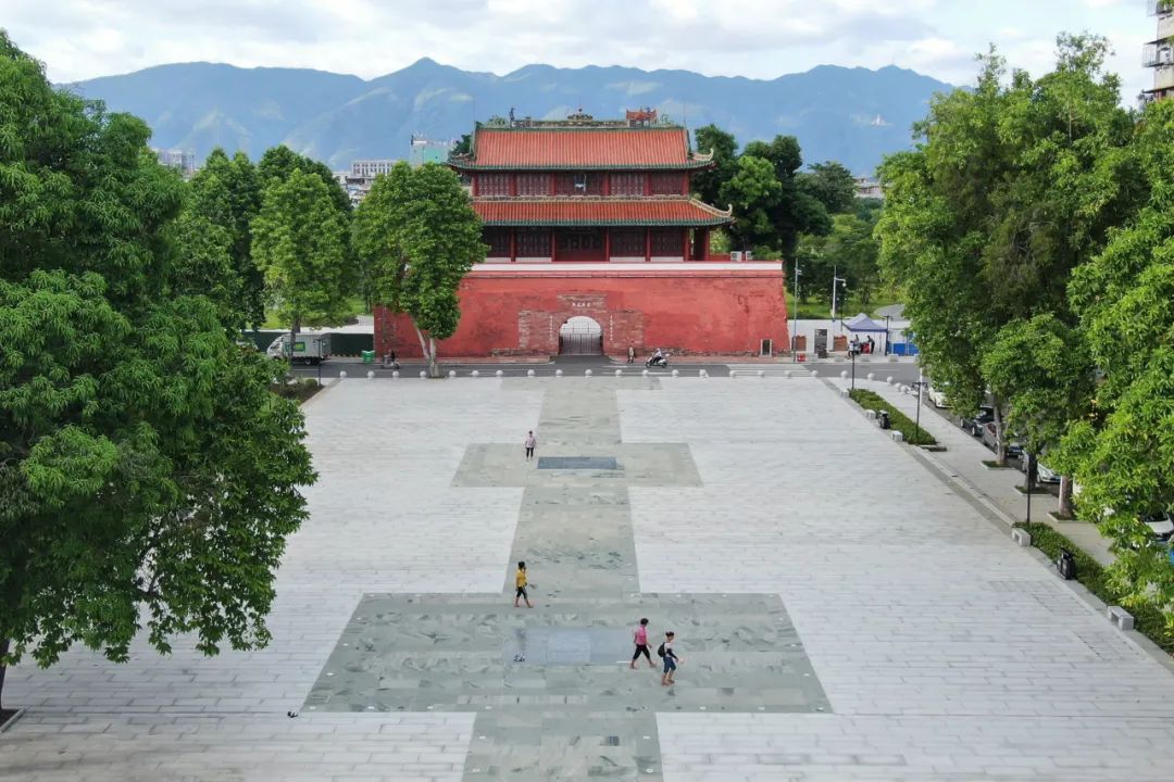 包公府衙遺址位於公園的核心位置,公園鋪設了數張石刻肇慶府城圖;一路