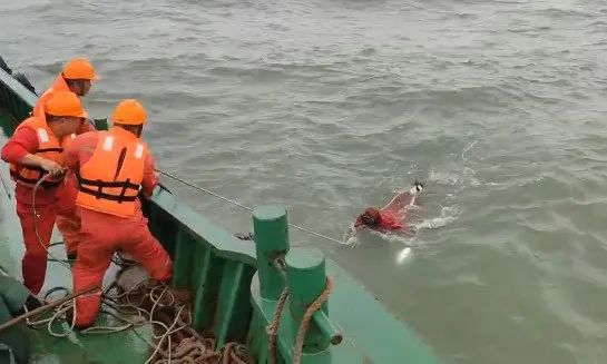 渔民落水漂流一小时,绝望之际传来一声呼喊