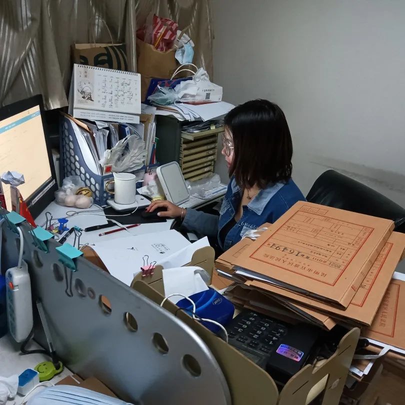 扛红旗保目标夜色下的法院故事官渡法院干警加班进行时四
