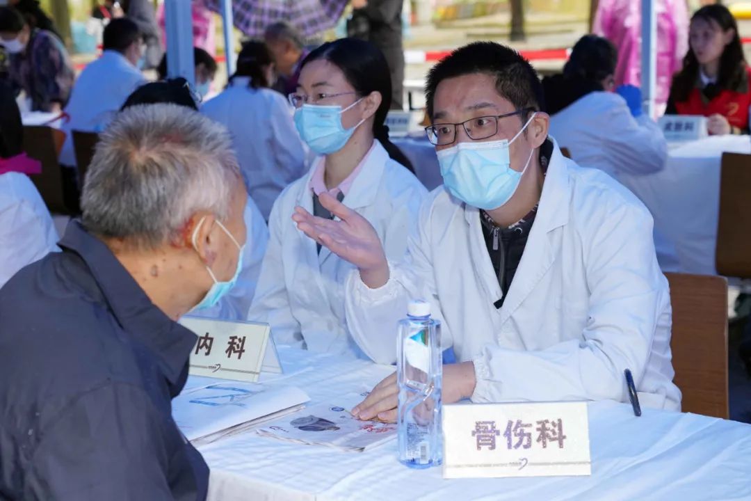 治未病中心和岳阳临床医学院的学生为市民作了中医体质辨识.