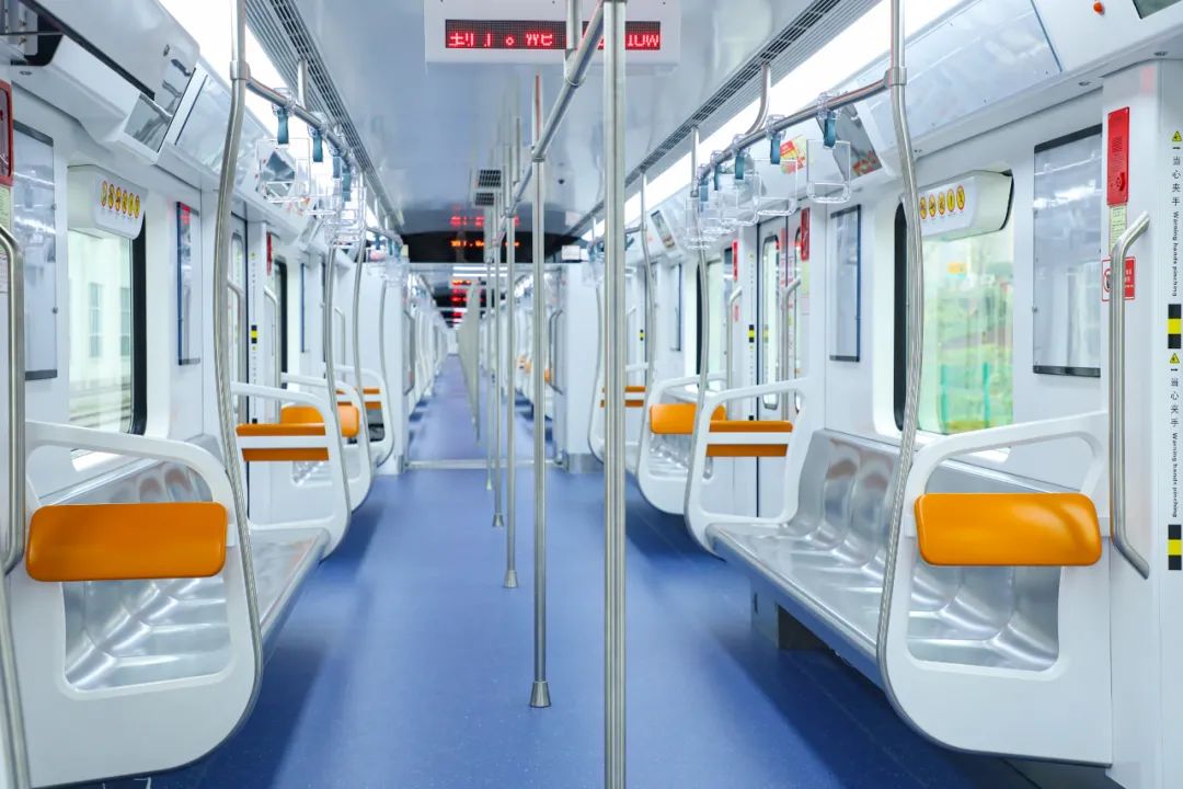 冷暖车厢来了重庆轨道交通4号线二期首列车下线