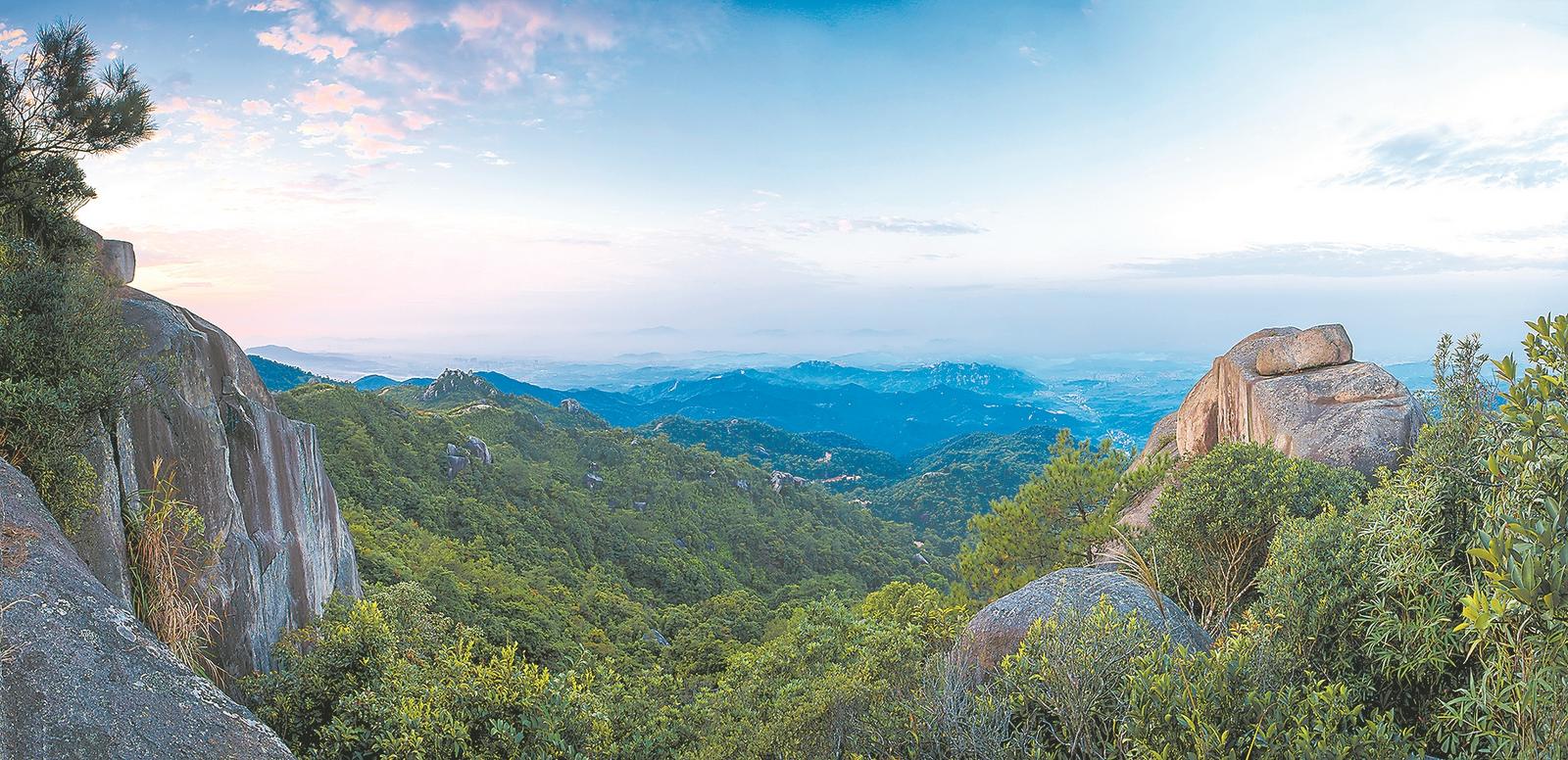 天柱山是长泰著名的风景名胜区,黄思永游览后写下一首诗.王文强 摄
