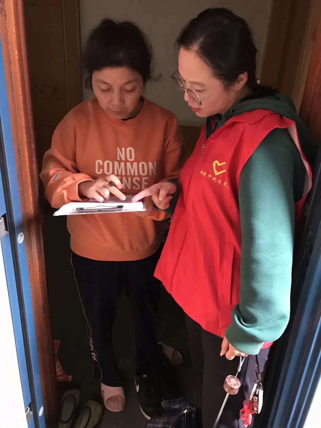 志愿者"队伍,利用周末时间进行入户走访,精准排查,确保入户宣传全覆盖