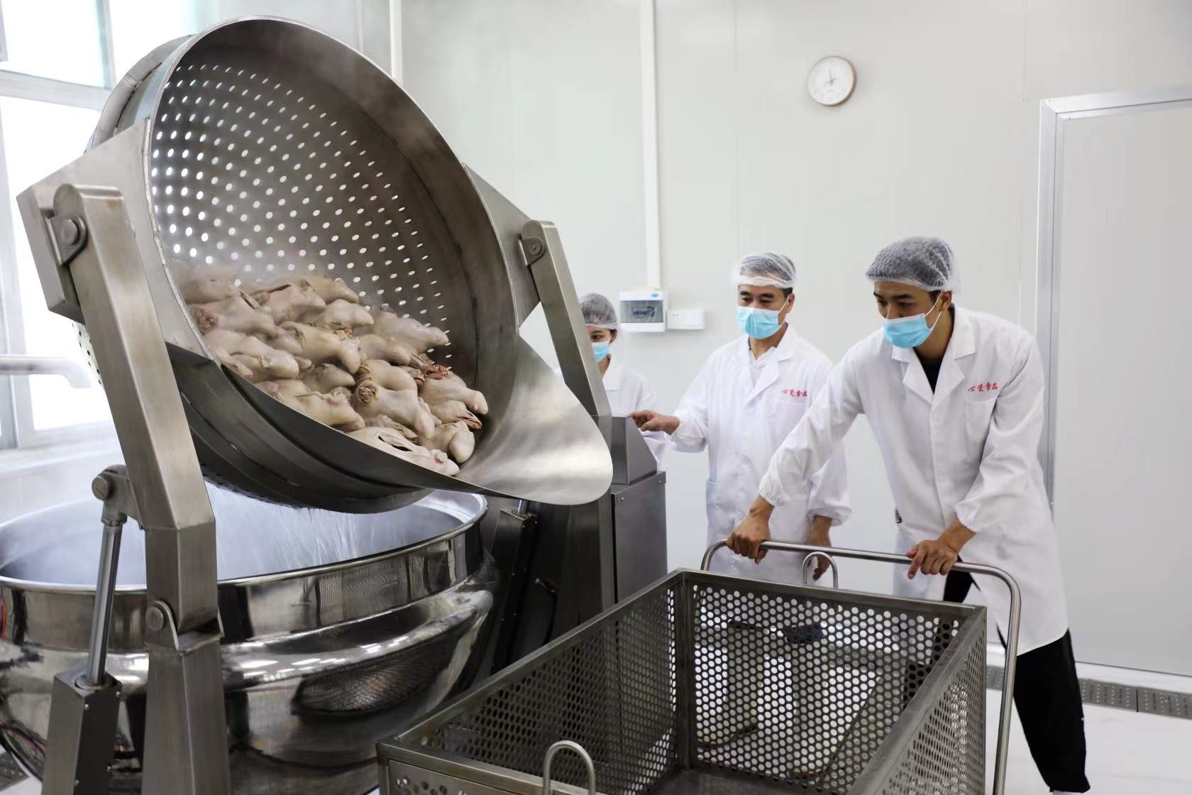 现代技术设备让传统的卤鹅制作技艺走向标准化,规范化,产业化.