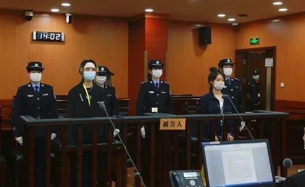 10月18日14时,上海铁路运输法院对被告人郭美美,汪邹雅销售有毒,有害