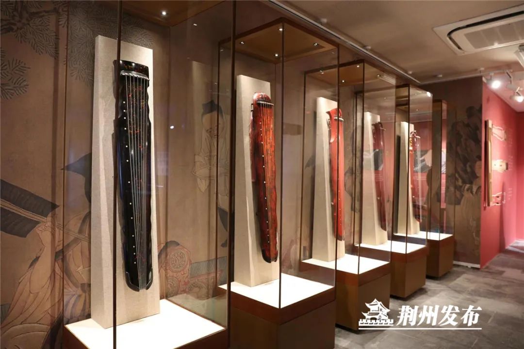 万翔结合楚式漆器髹饰技艺,深研楚地斫琴技艺,复制制作千余张古琴