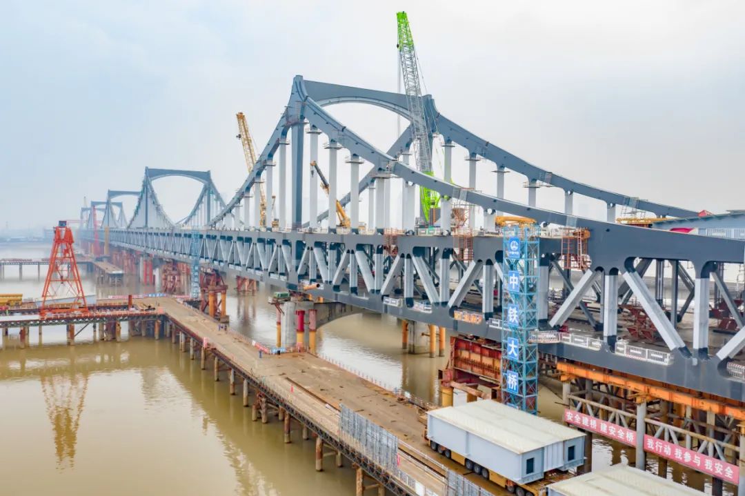 在经过一段时间的封闭改造之后,老彭埠大桥已于今年8月恢复通车,膊换