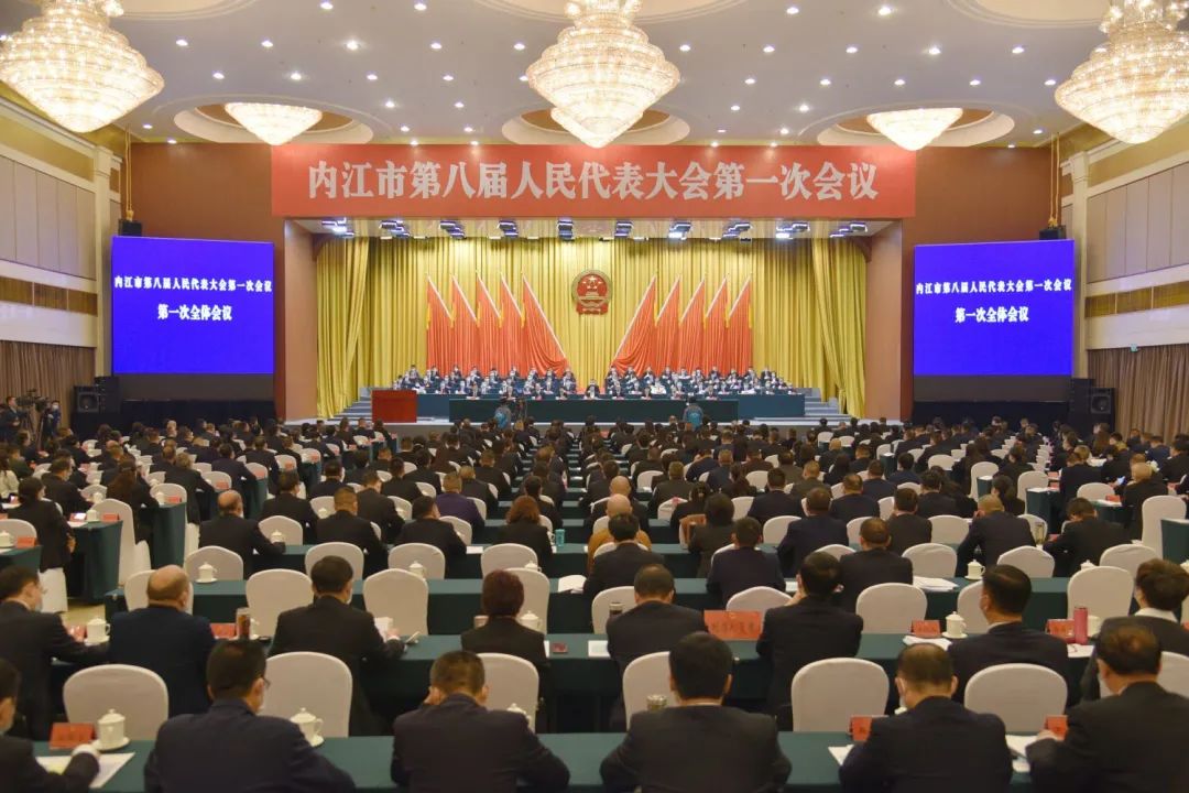 10月19日,内江市八届人大一次会议开幕,内江市人民政府市长李丹代表