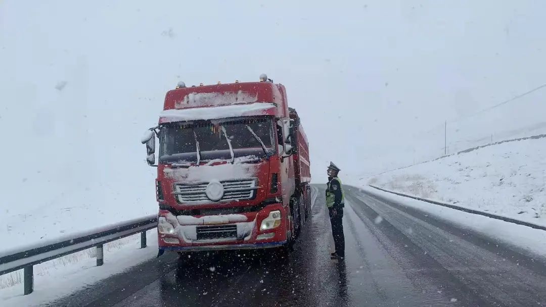 严寒下的坚守 平凡中的感动 海西交警雪天坚守岗位守护平安