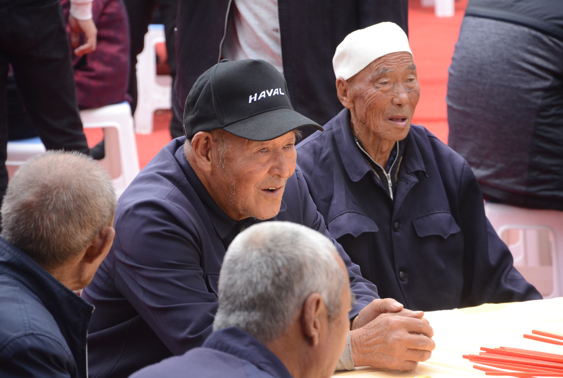 悠闲聊天的老人