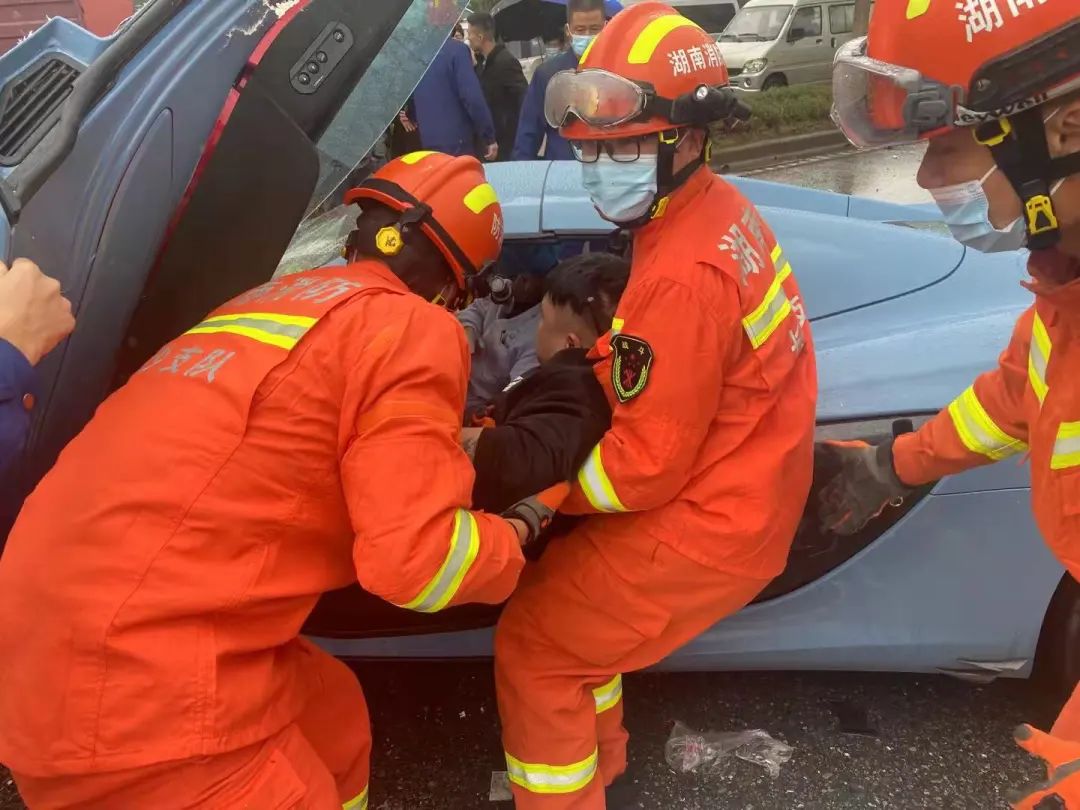 人流和車流量大 現場情況緊急經過約10分鐘的緊急救援 消防員成功將主