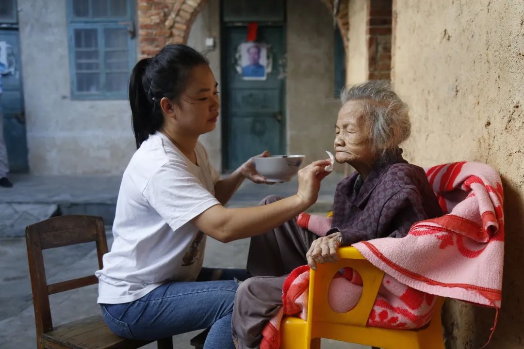 最美孙媳妇悉心照料88岁老奶奶传承好家风