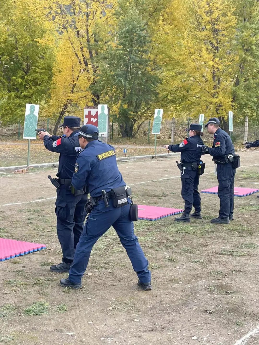 警察戒备方式图片图片