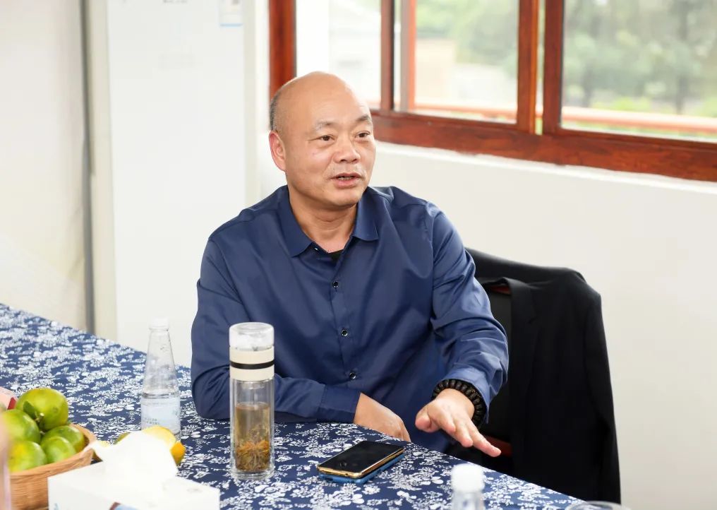 各有侧重的谈了促进海盐经济社会发展的意见建议,大家的发言满怀着对