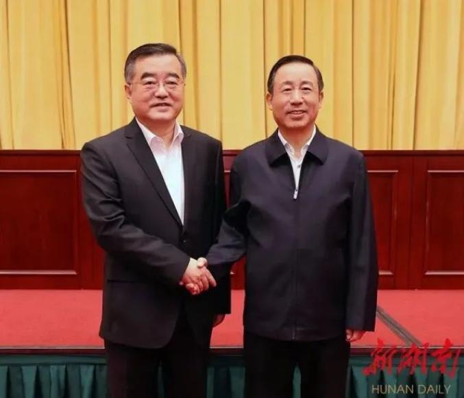 张庆伟（左）与许达哲（右） 图片来源：新湖南客户端