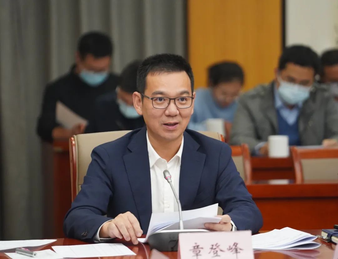 区长章登峰主持会议,副区长吴炜炜,倪世英,方军,陈琴箫,张亮,吴为东