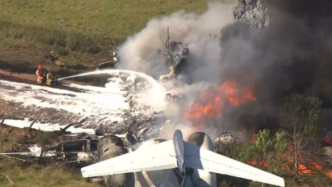 美国一飞机起飞后迅速坠毁，机上21人全部生还|美加新闻播报