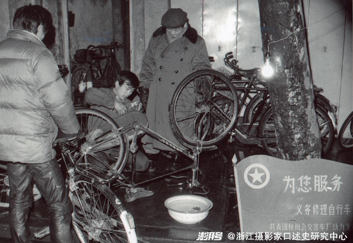团徽在寒夜闪光——杭州活雷锋孔胜东，1988年。