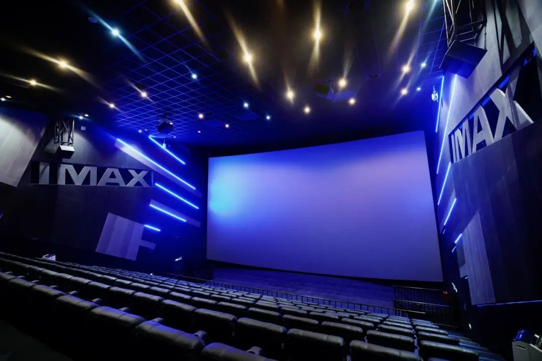 一进imax影厅,你会看到imax的大银幕略带弧度,顶天立地,超酷!