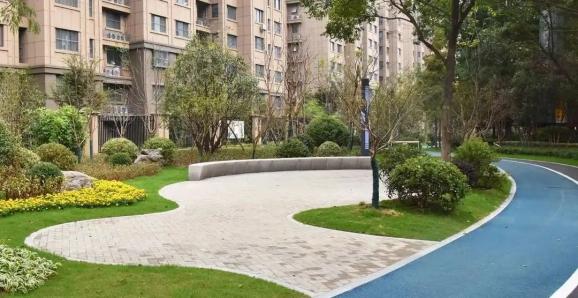 不规则形状的小广场