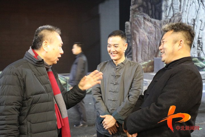 导演贾宝宝是第一次见到王翔,他向王翔介绍了他创作的七个剧目,王翔饶