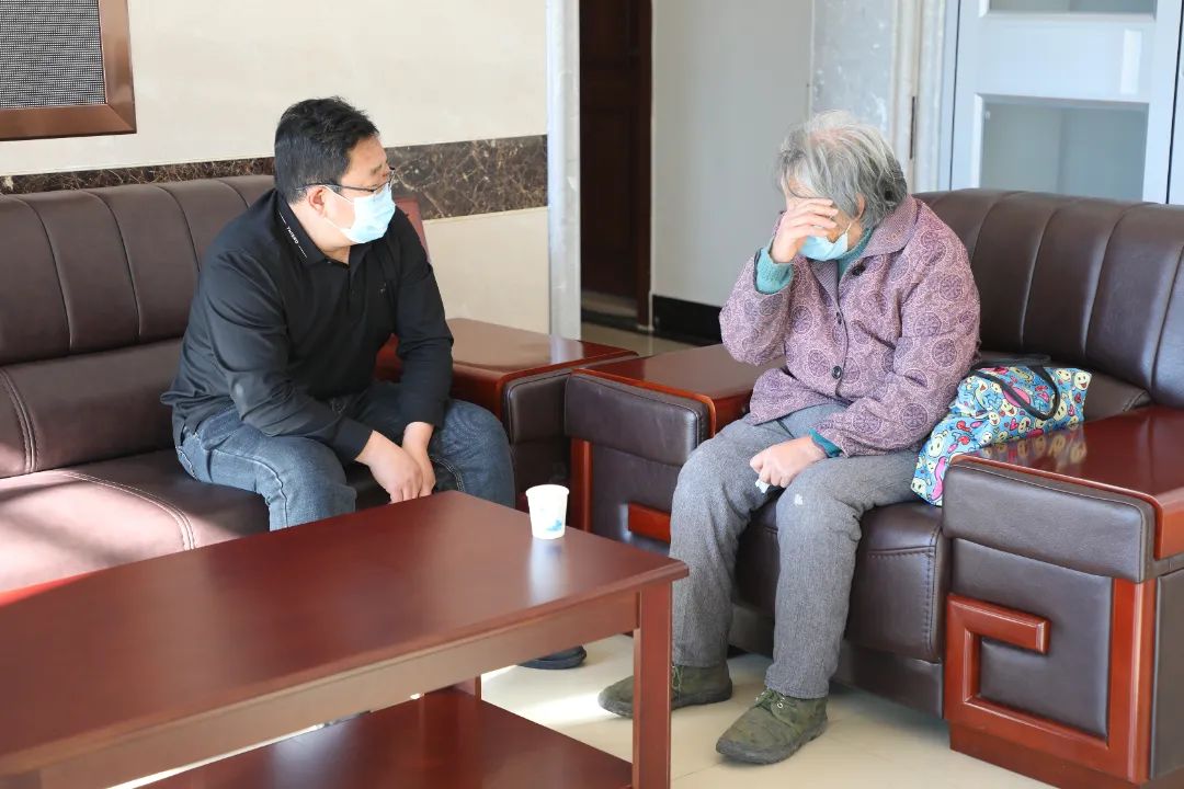 耄耋老人根据影视情节到法院申请高额赔偿老法官以法之威动之以情以情