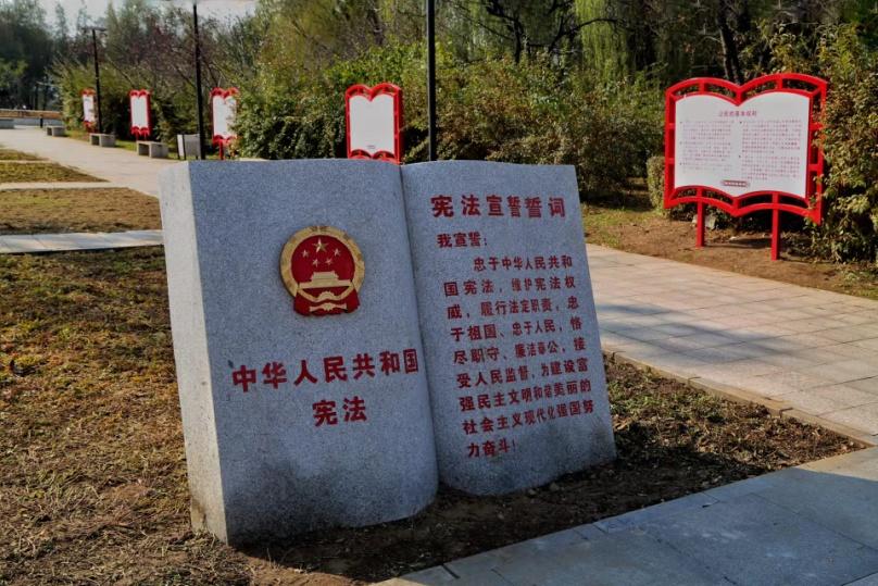 宪法主题广场位于抚顺市政府广场东侧,广场中心是一座书型宪法石雕,上