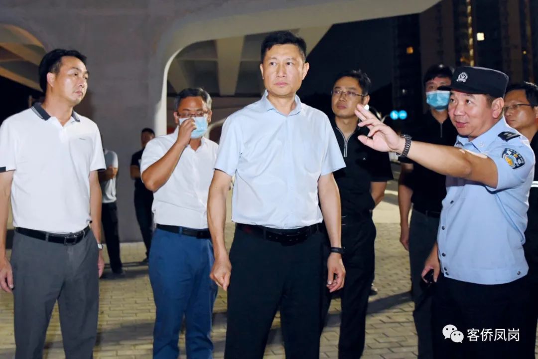 凤岗镇委副书记,镇长宁康(中)率队开展道路交通,建筑工地夜查行动