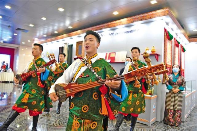 图为非遗传承人展示扎念琴弹唱.记者 旦增西旦 摄