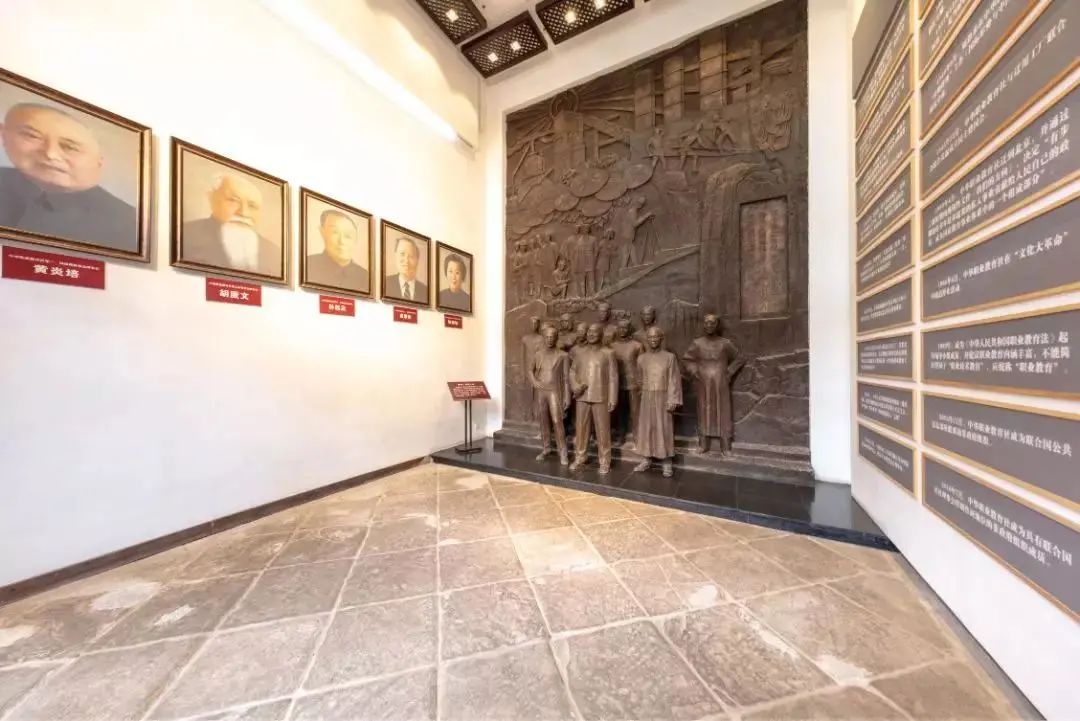 退回重庆的抗日名将于学忠将军举家迁到渝北回兴,购得中华职校旧址,并
