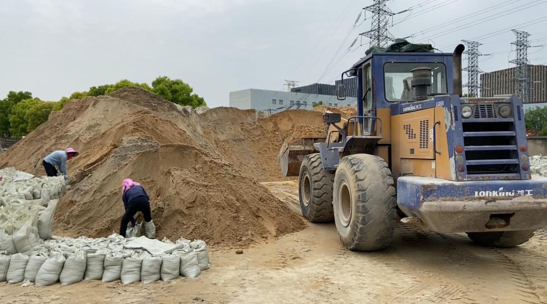上海检察△仍在经营中的堆场 检察官见状随即对堆场经营者严肃批评