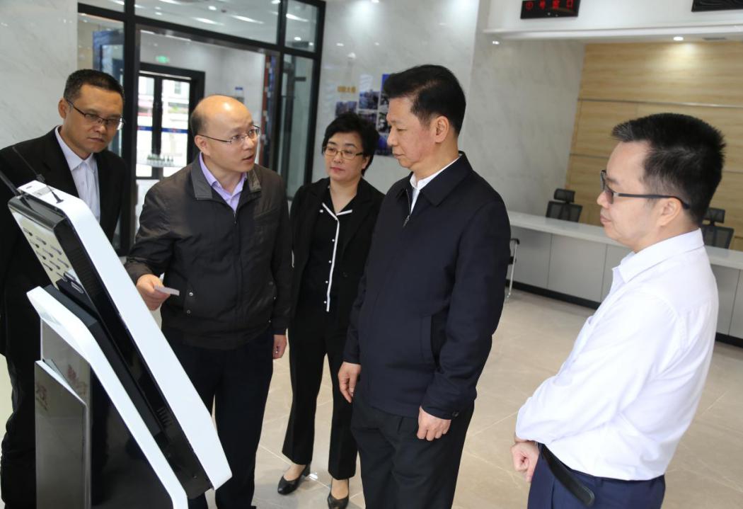 我为群众办实事丨市委常委政法委书记冯立坚实地调研江门市公共法律