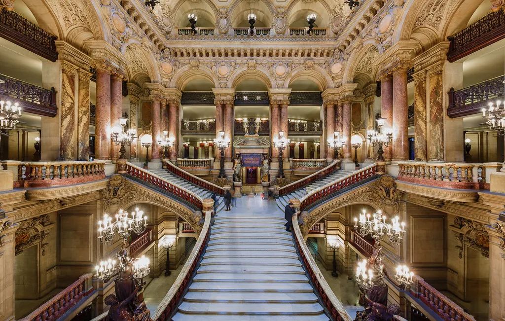 加以点缀无论是曾经的王宫贵族,或是19世纪前来参与舞会的社会名流