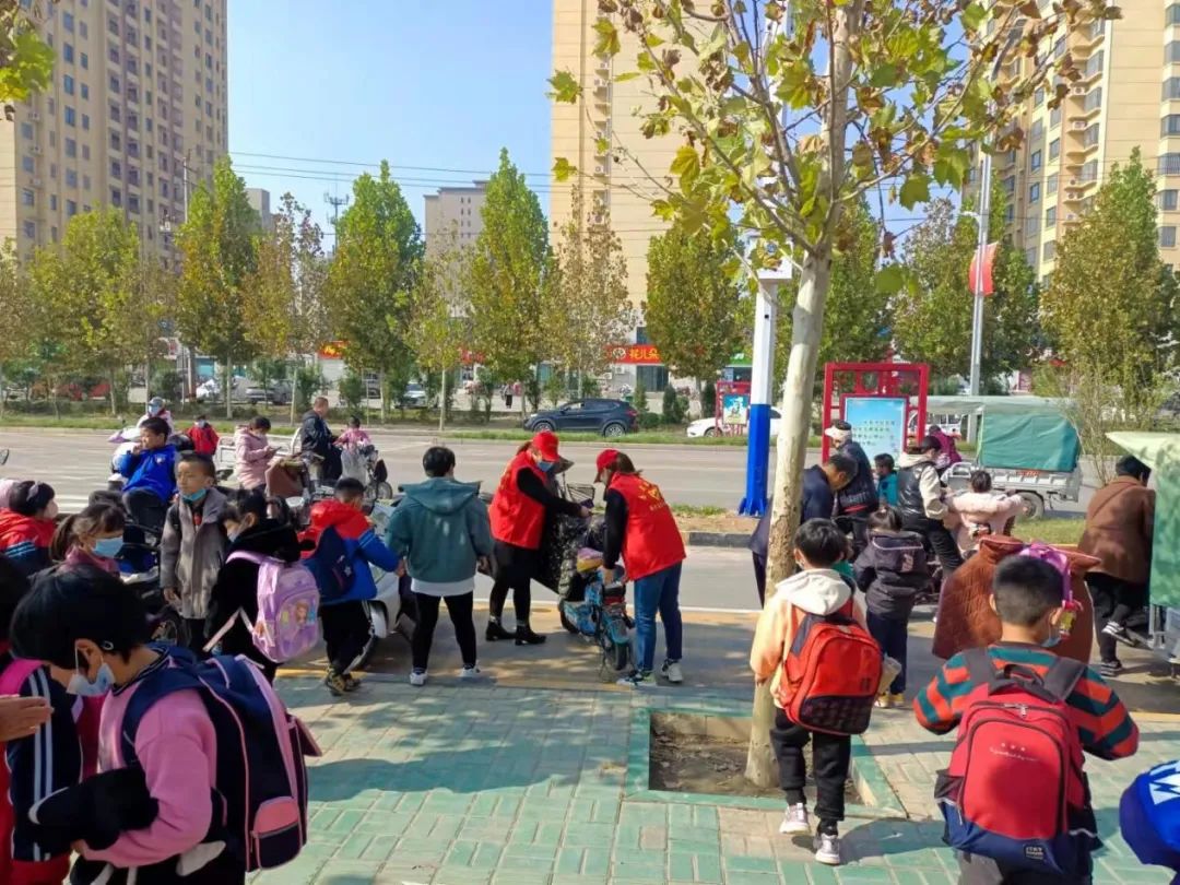 新河县滏阳小学开展"爱心护学岗"志愿服务活动