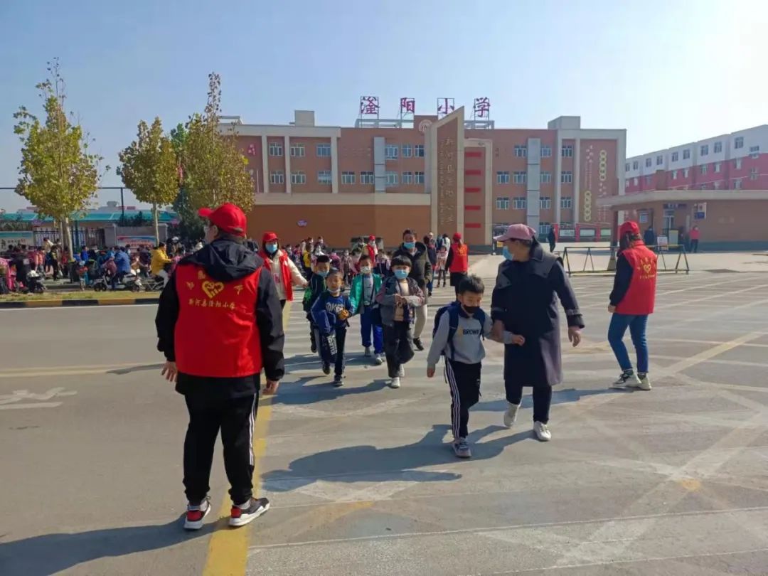 新河县滏阳小学开展"爱心护学岗"志愿服务活动