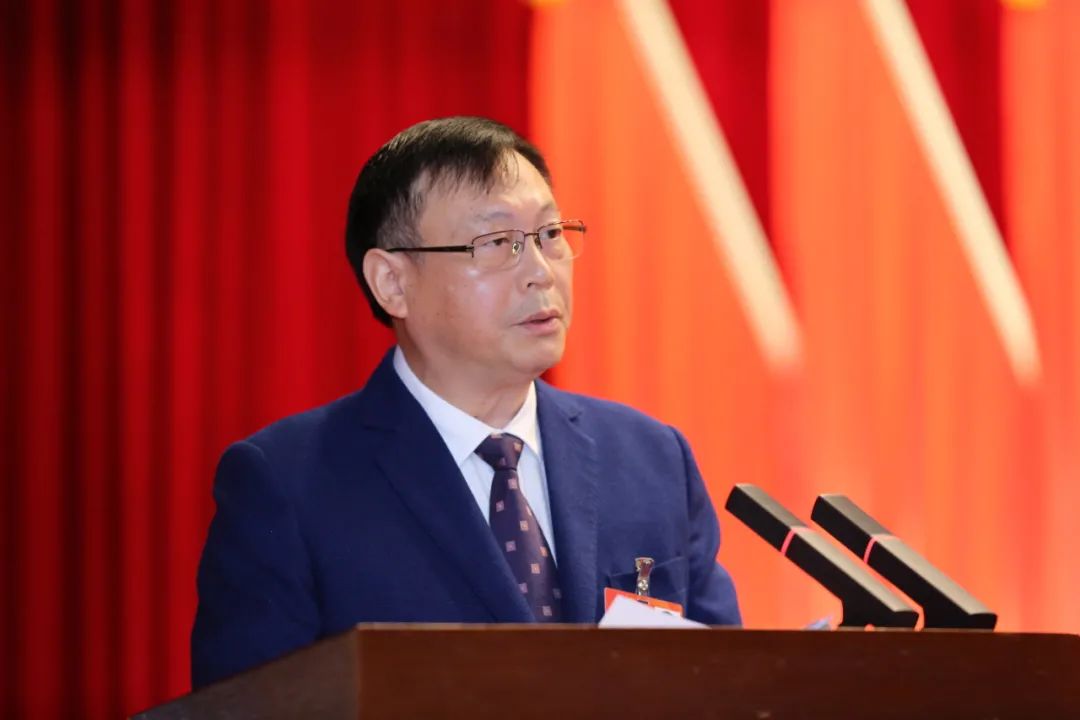 大会听取和审查了区人大常委会主任龚景顺所作的《长沙市雨花区人民