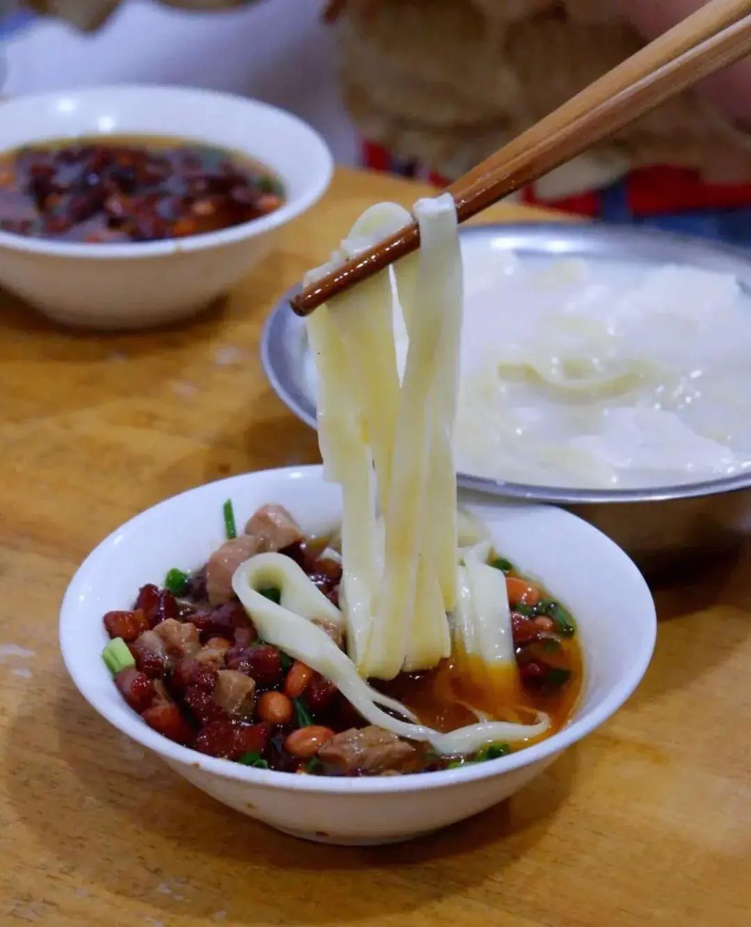 在又饿又急的早中晚,一碗鸡丝豆花面是最好的选择.