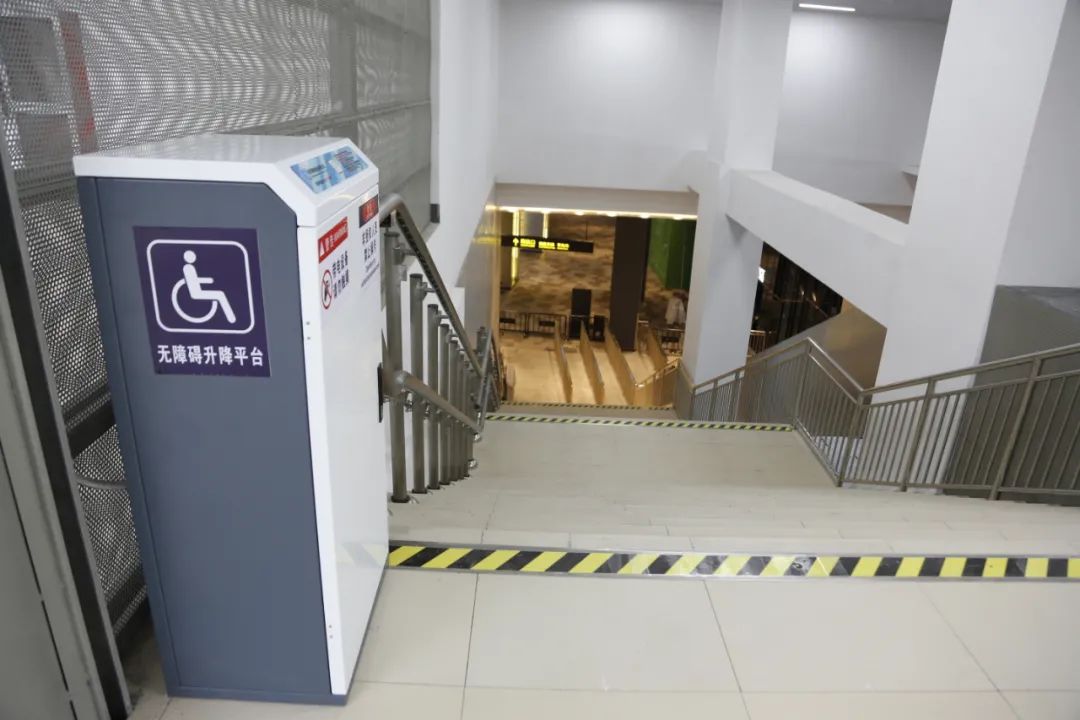 通道宽约10米,长约50米,有两部自动扶梯和上下楼梯,并增设一台残疾人