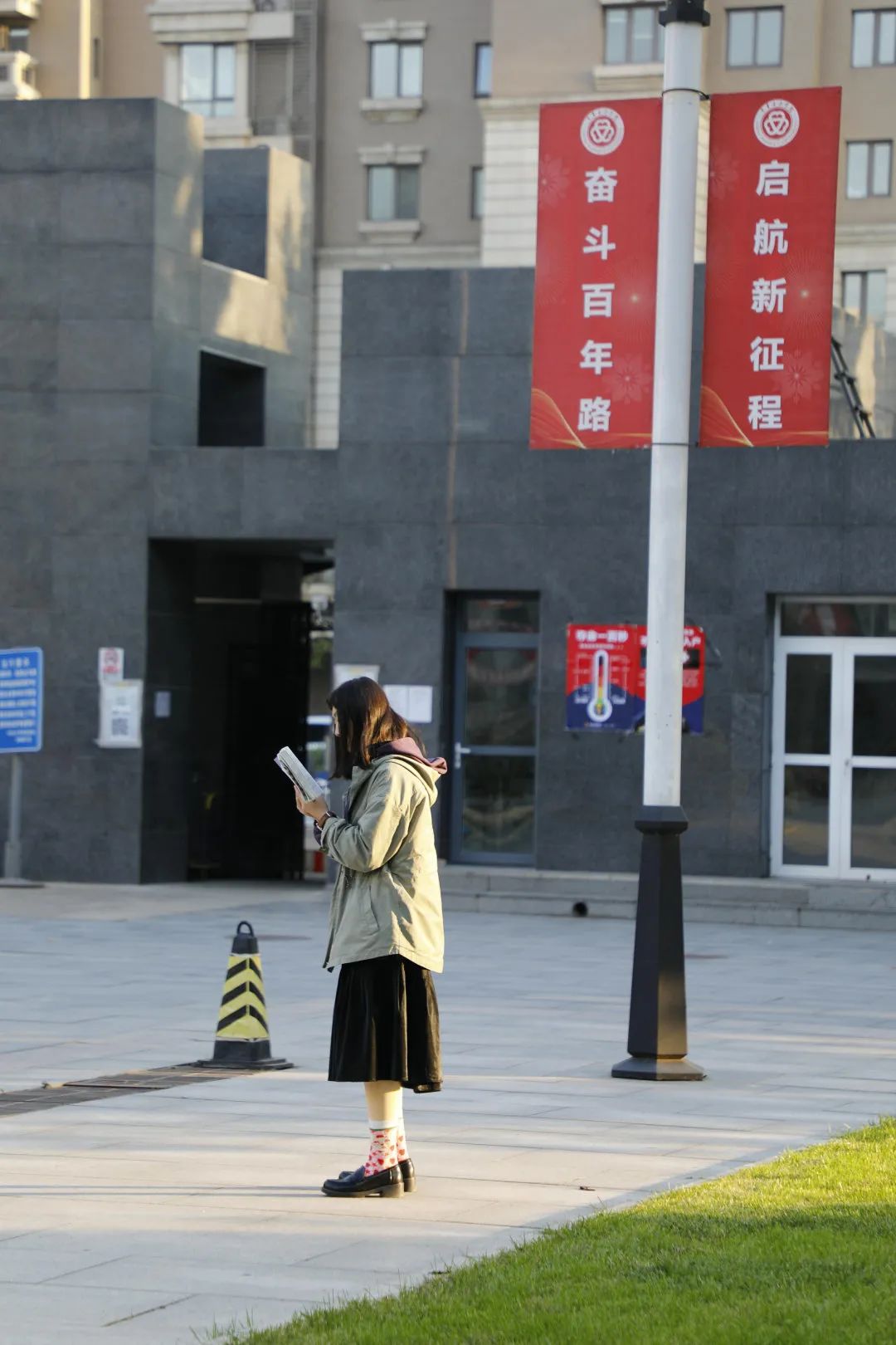 中華女子學院圖書館內 保溫杯裡的熱氣瀰漫 氤氳著書香和夢想 飄向