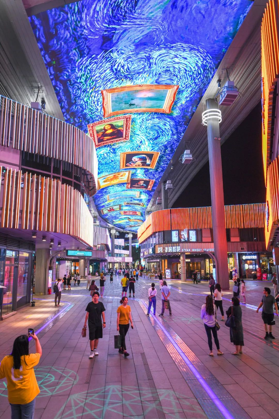 如今天幕的画面清晰度 比之前提升了7倍 但能耗下降了35%-40%