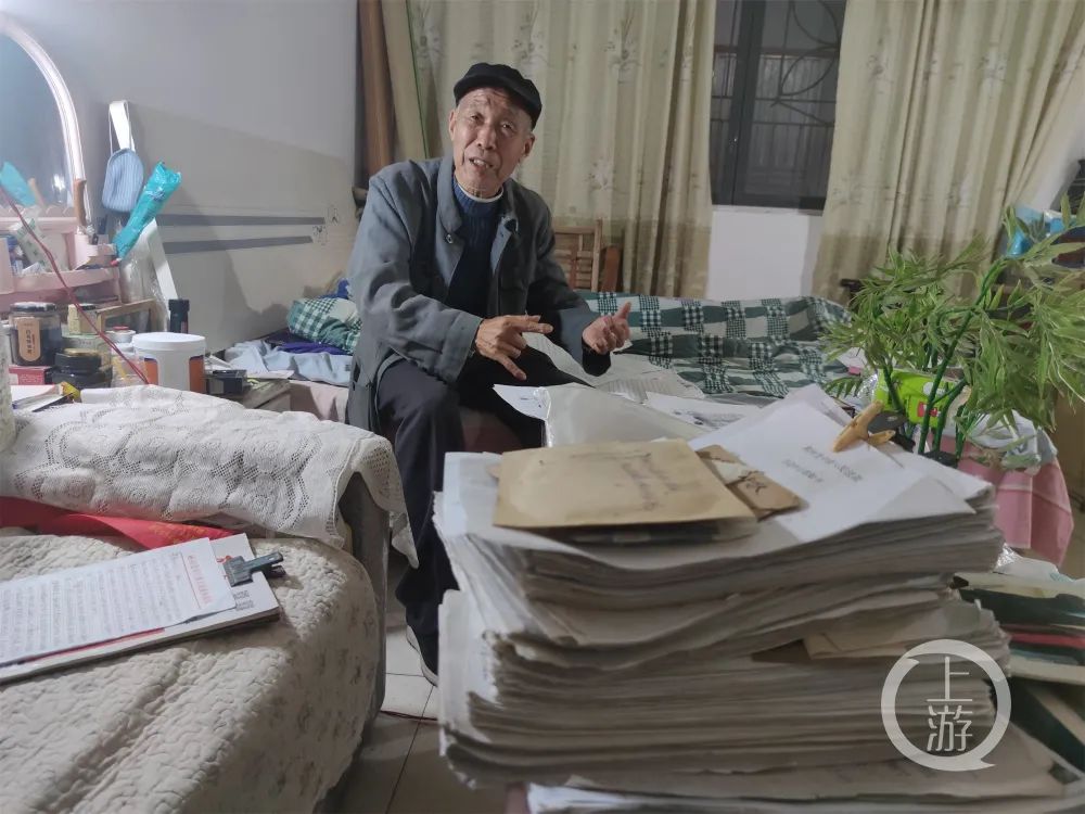 10月20日，湖北荆州，在何文福租住处，随处可见申诉材料。/上游新闻记者 牛泰