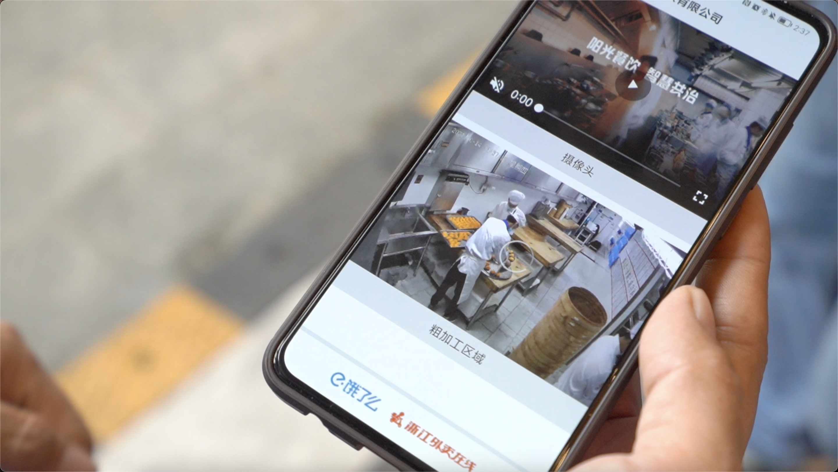 透过明厨亮灶这缕"阳光",可以看到,从城市治理到乡村振兴,中国电信正