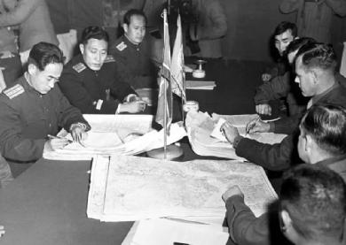 1951年7月10日，朝鲜停战谈判首次会议在开城举行。图 | 共产党员网