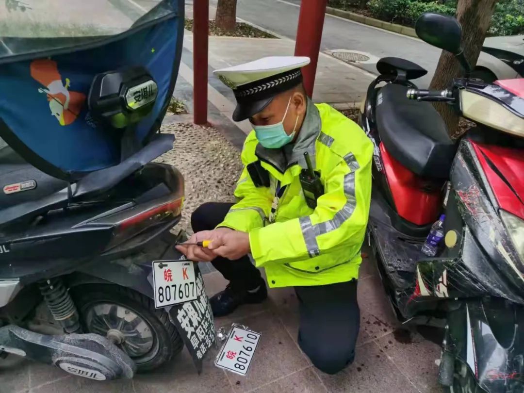 拍照,整个流程顺畅,有序,仅几分钟就为一辆电动自行车完成了登记上牌